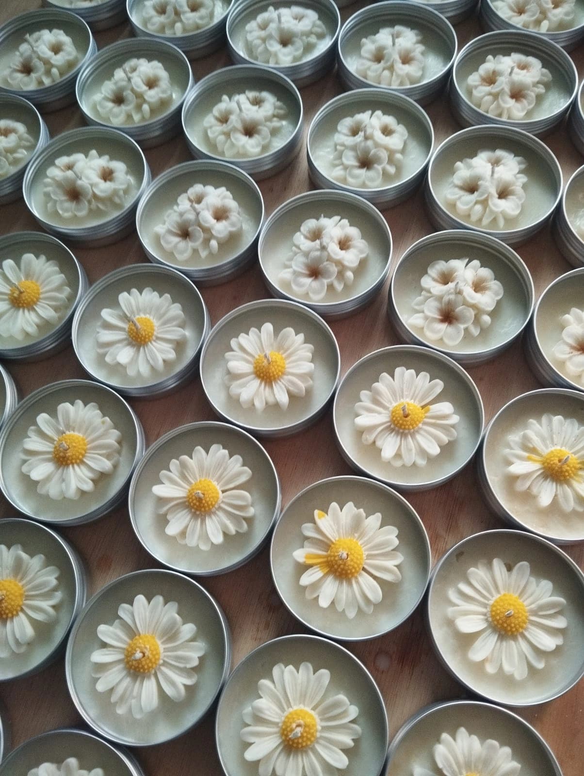 Vela en Lata Pequeña de Margaritas u Hortensias